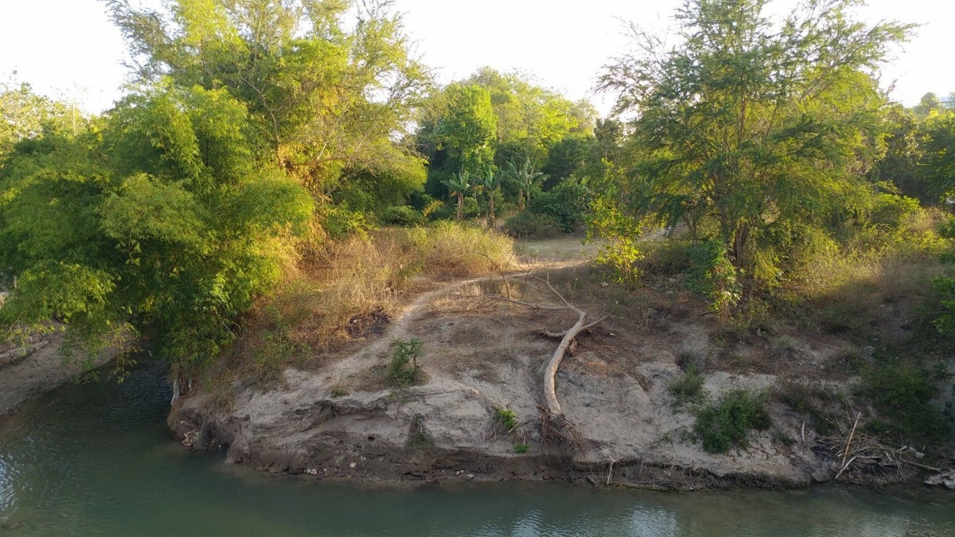 De rivier achter het woonhuis